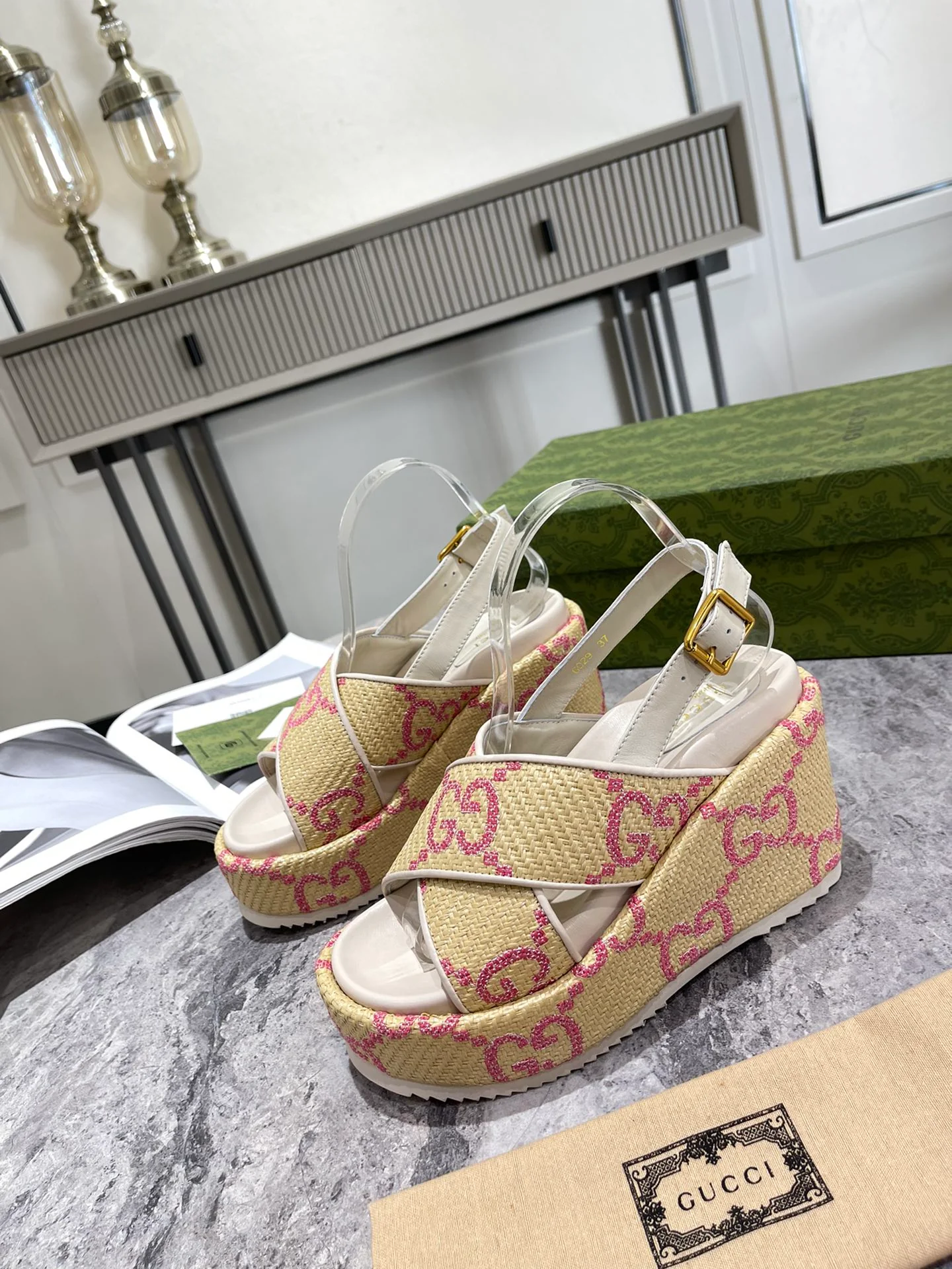 Новинка 2022 года от Gucci - Сандалии на танкетке - 1