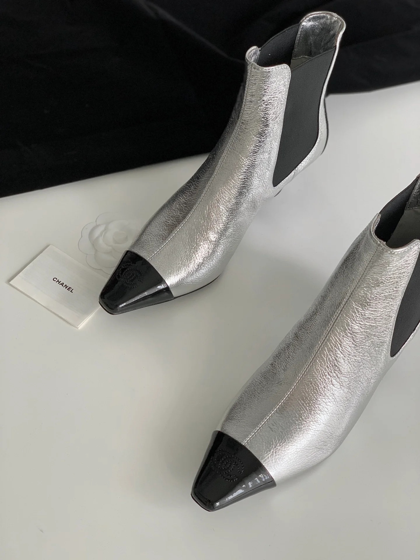 Новинка сезона осень/зима 2023 от Chanel - Ботильоны из овечьей кожи с квадратным носком и массивным каблуком - серебристые.