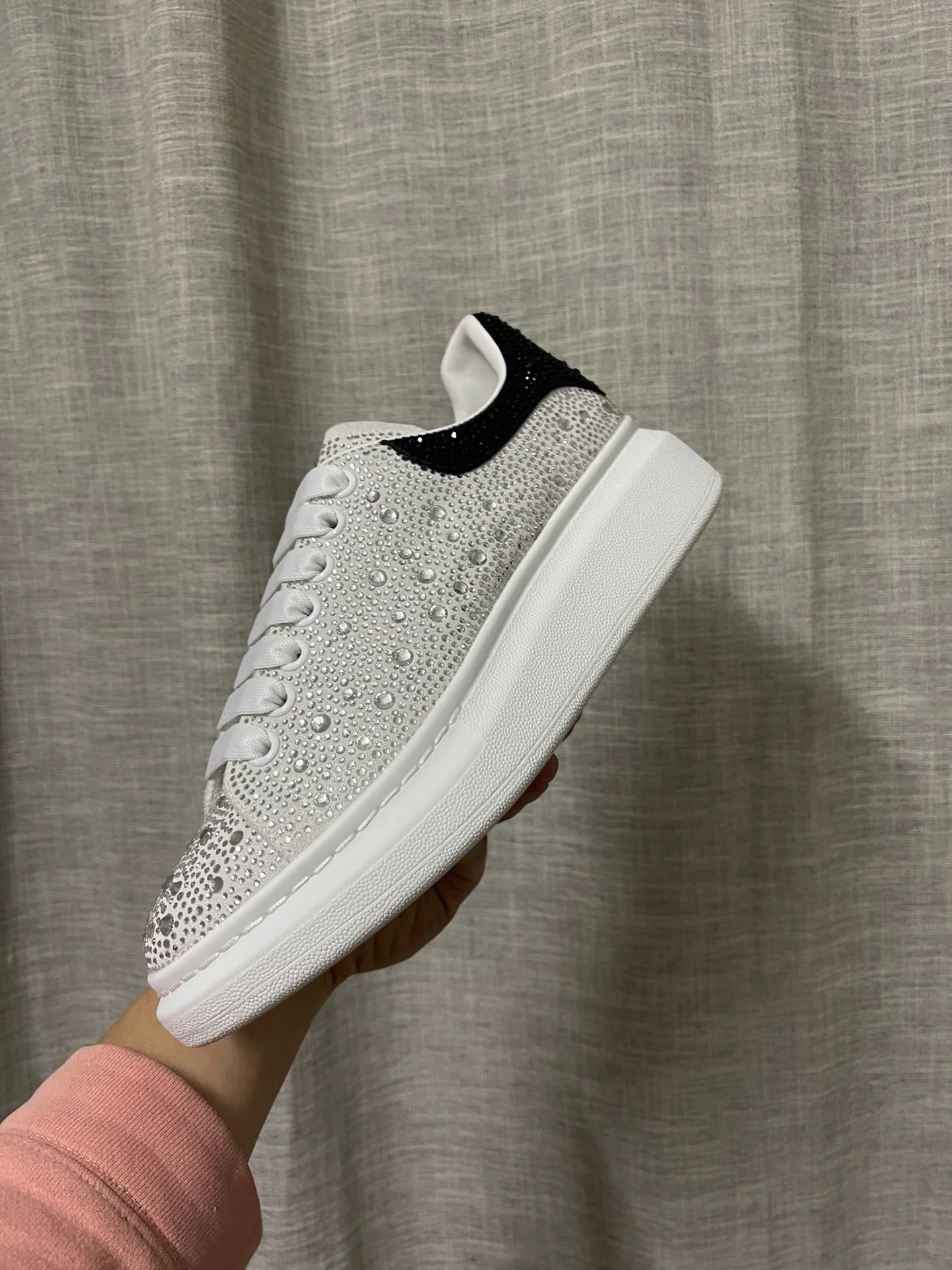 Классические белые кроссовки McQueen - унисекс - верх с белыми ромбами - каблук с черными ромбами - премиум-издание