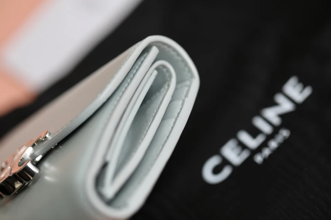 Celine TRIOMPHE 小号亮泽羊皮翻盖钱包-矿石灰