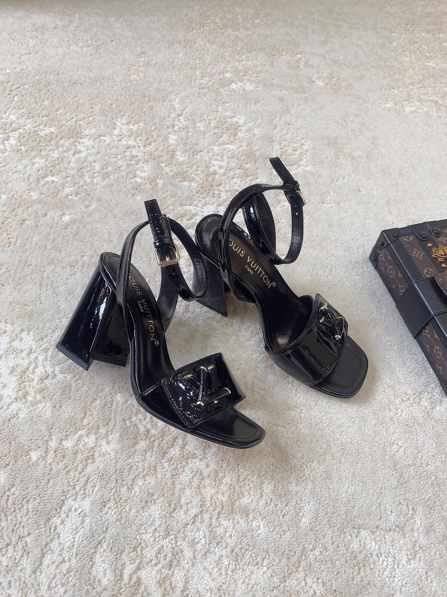 Новинка сезона весна/лето 2023 от LV - Босоножки на высоком каблуке - Черные