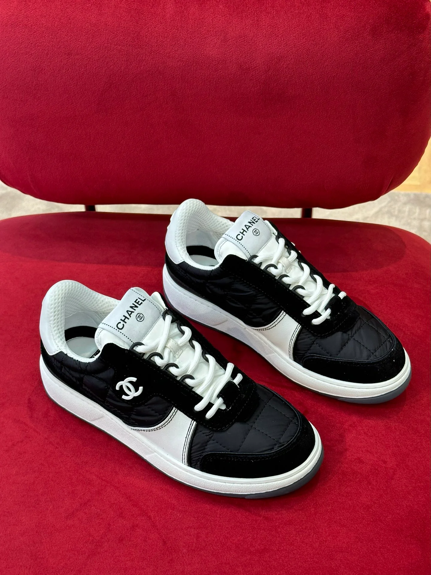 Новинка 2023 года от Chanel - Классические белые кроссовки, украшенные стразами Swarovski.