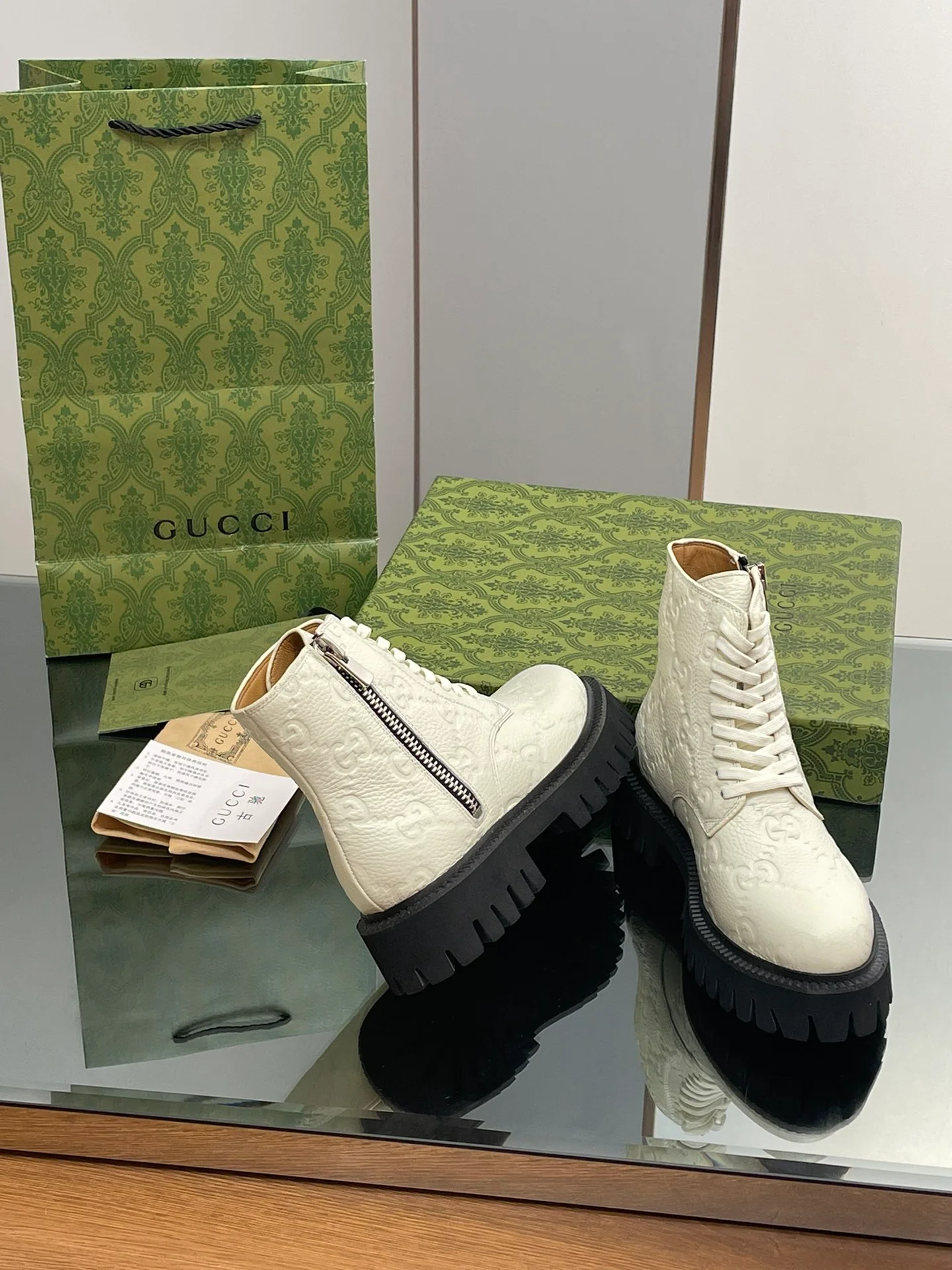 Новинка сезона осень/зима 2023 — Ботильоны Gucci с тиснением Double G — Белые