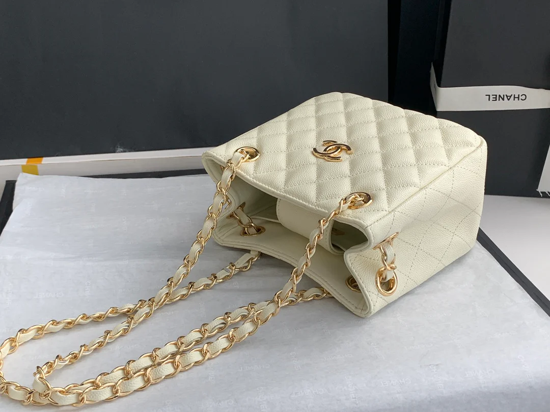 Новая сумка-тоут Chanel весна/лето 2022 — белая.