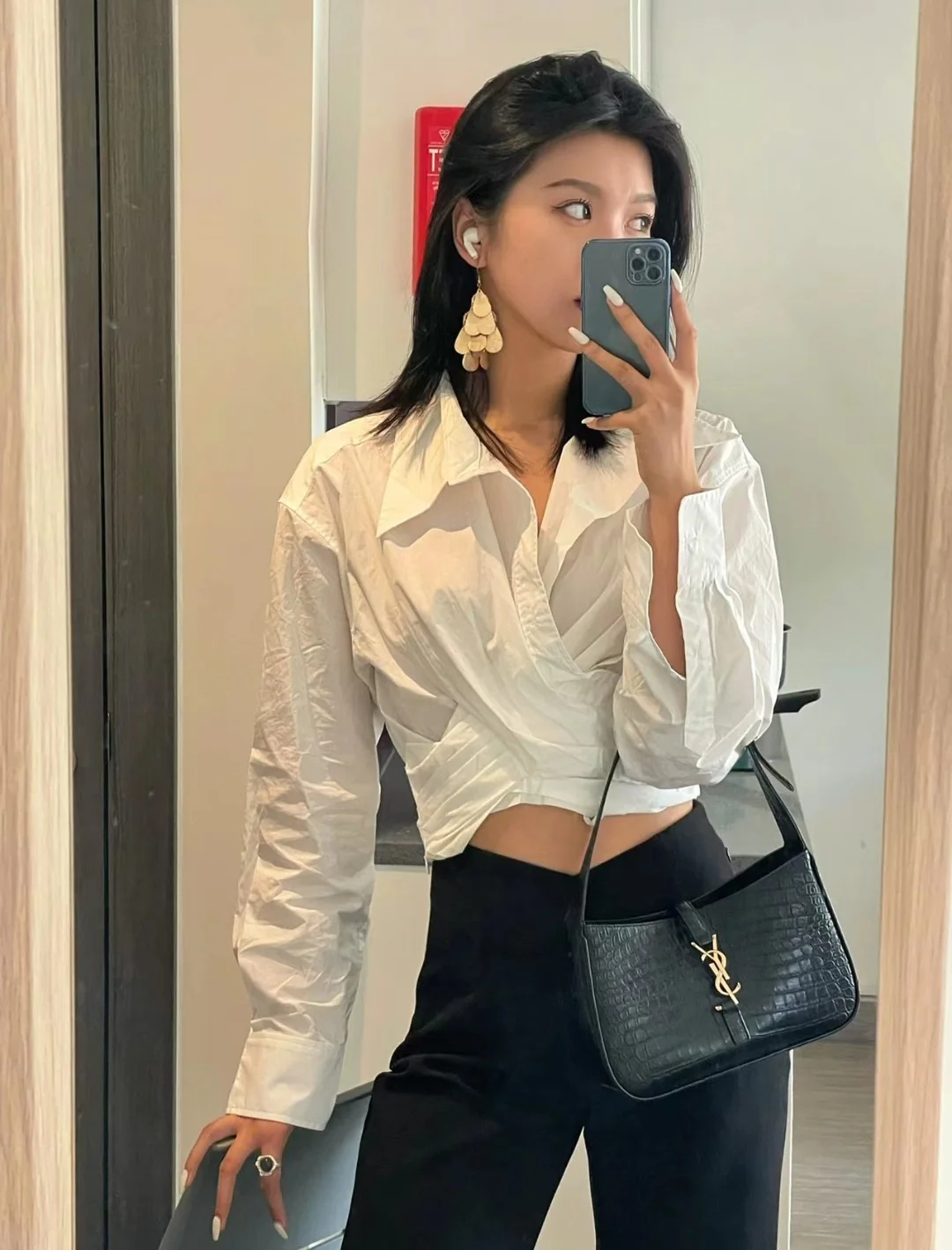 Кожаная сумка YSL Le 5 A 7 через плечо - черная крокодиловая кожа - на фото.