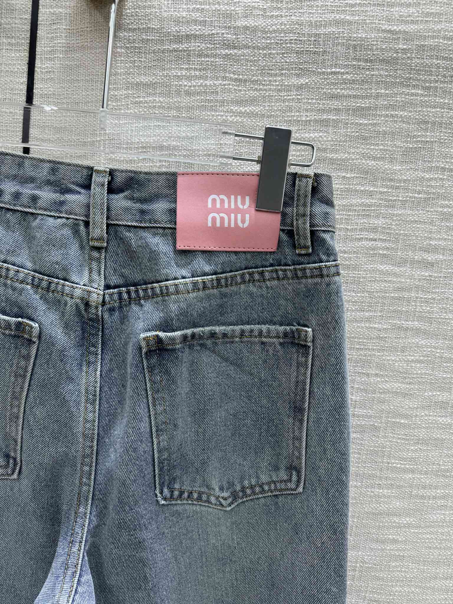 Джинсы Miu Miu 2404 с высокой талией и рваными элементами