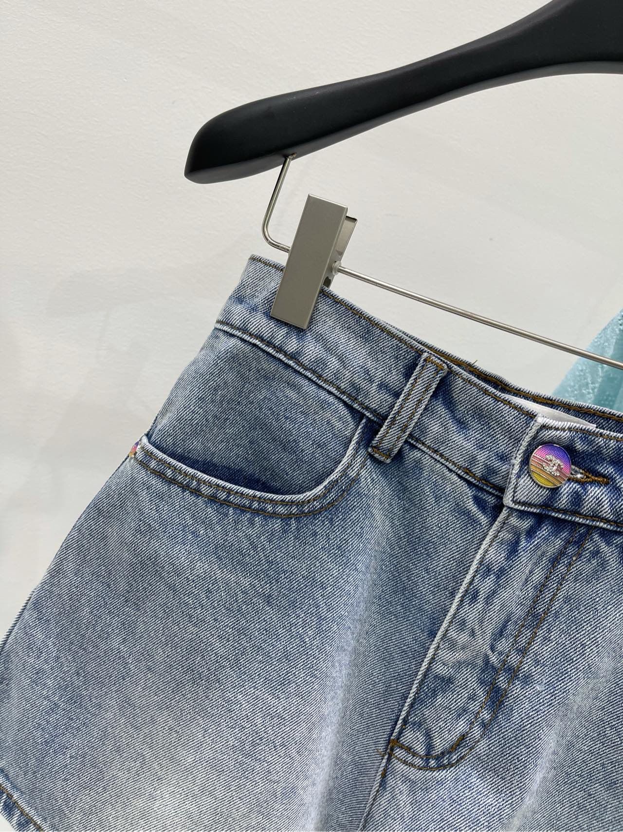 Джинсовые шорты Chanel 2403 с высокой талией и пуговицей в стиле Chanel.