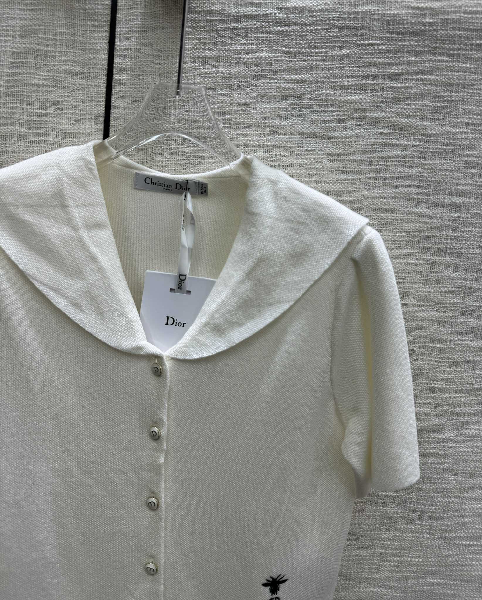 Dior - Коллекция ?Ранняя весна? 2403-24: воротник-стойка, воротник-шаль, трикотажная вещь с коротким рукавом - белый