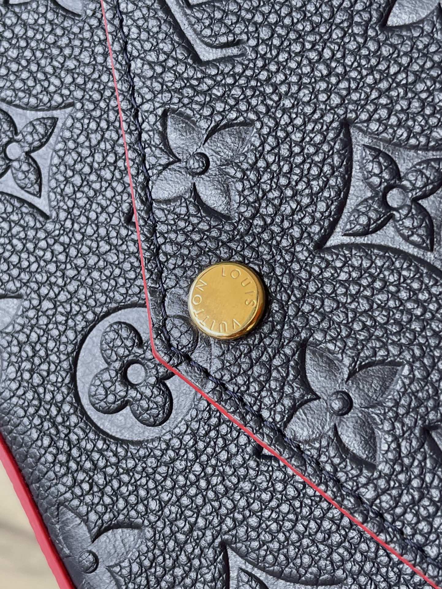 m64099-LV-pochette-felicie-empreinte сумка через плечо с тиснением-темно-синий