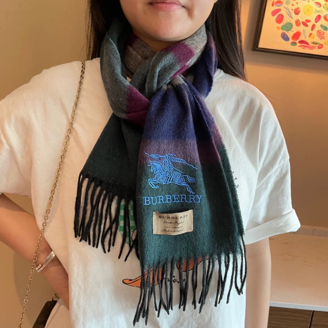 Burberry - шарф с вышитой британской клетчатой ??лошадью