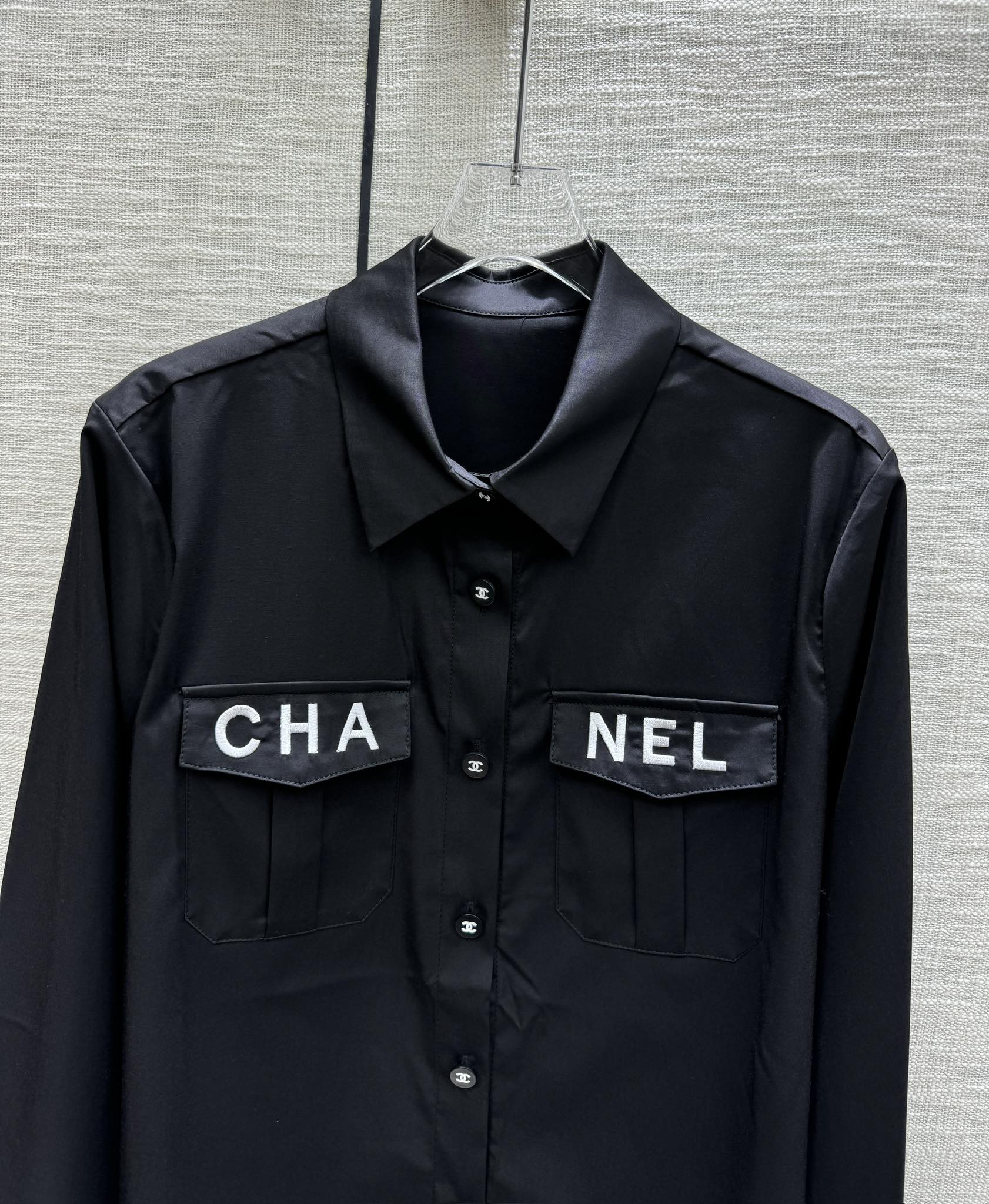 Chanel 2403 - Рубашка с воротником, двумя карманами и вышитым логотипом - Черная
