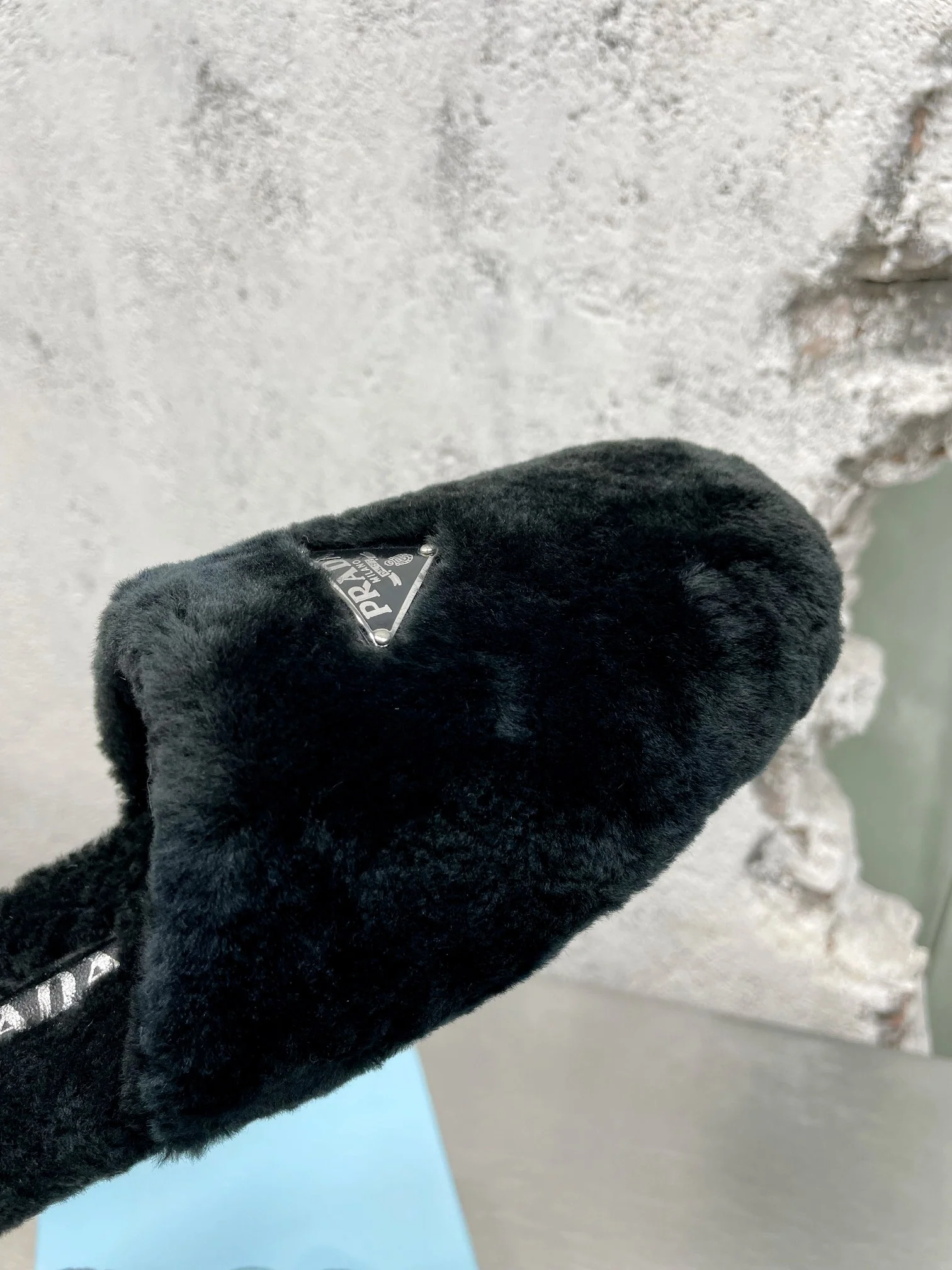 Новинка сезона осень/зима 2022 от Prada — Пушистые балетки — Стиль знаменитостей