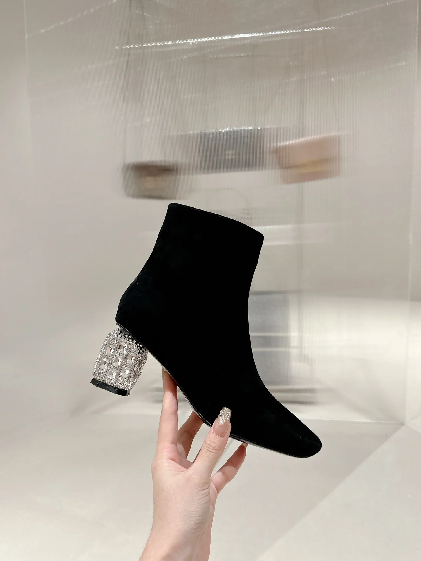 Кожаные ботильоны RV-2024 с ромбовидным рисунком - черные