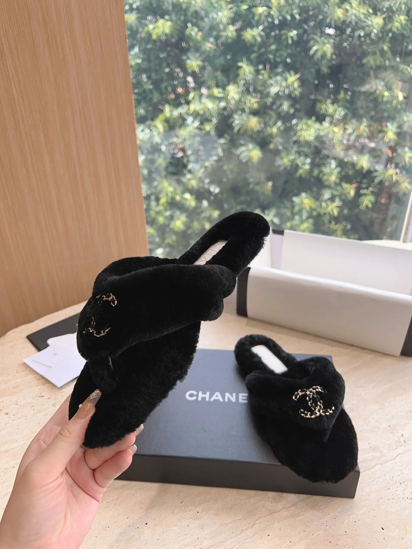 Новинка 2023 года от Chanel - Меховые шлепанцы - Черные