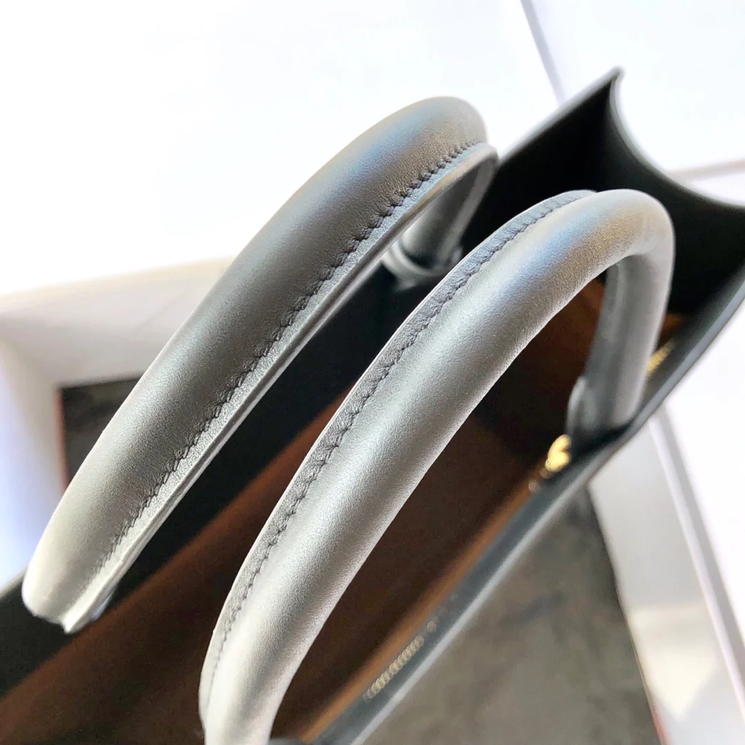 Вертикальная сумка Celine Cabas Triomphe из канваса и телячьей кожи.