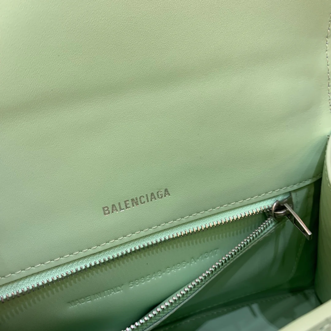 Сумка Balenciaga Hourglass — мятно-зеленая с крокодиловым принтом.