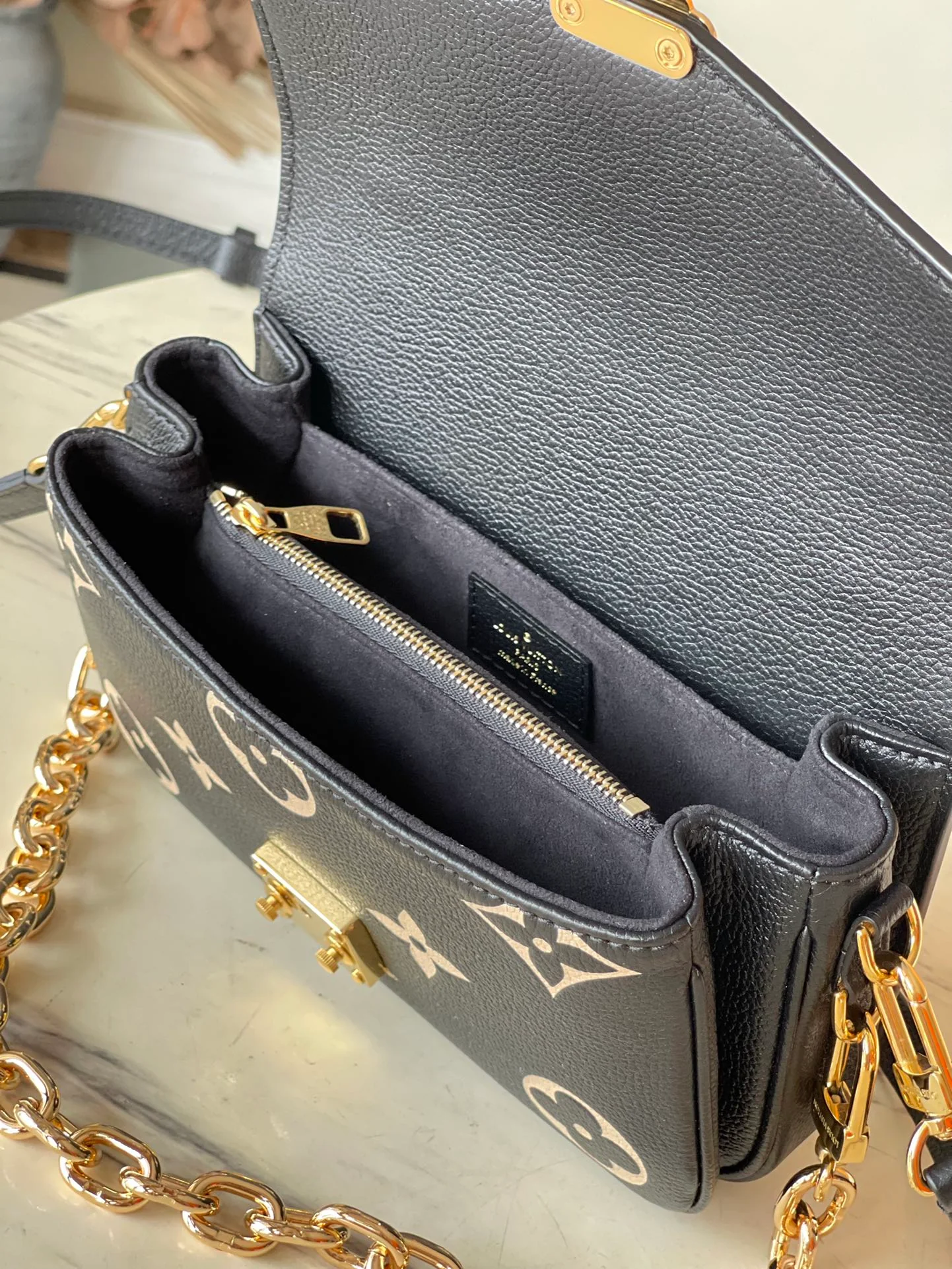 m46596-LV-pochette-metis-east-west-black