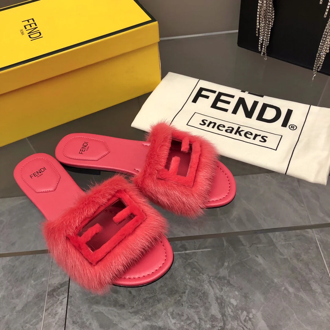 Новинка сезона осень/зима 2023 от Fendi - Серия с мехом норки - Тапочки - Розовые