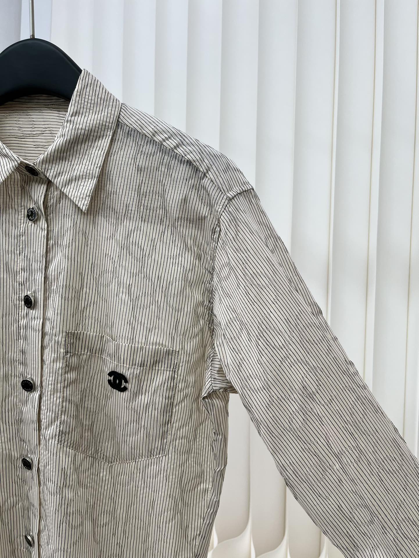 Chanel 2403 - Рубашка с двойным С-образным воротником и тонким узором - Коричневая