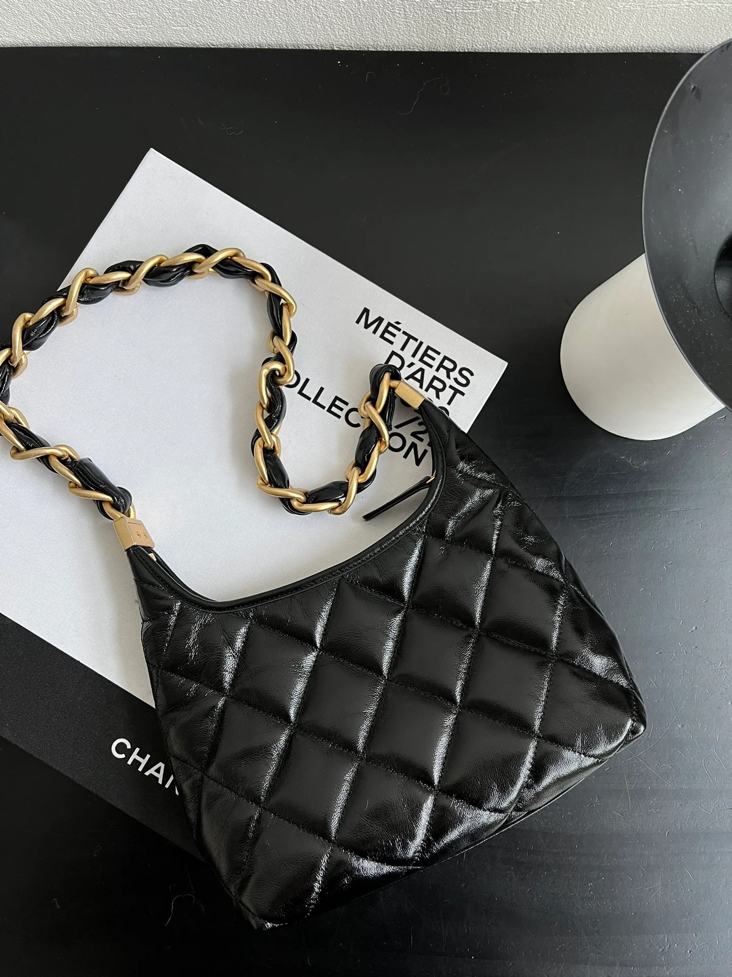 Сумка-хобо Chanel с массивной цепочкой на плечо - черная