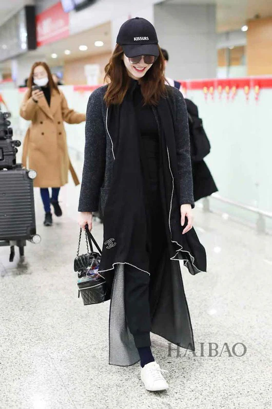 Однотонный кашемировый шарф Chanel с оверлочной отделкой.