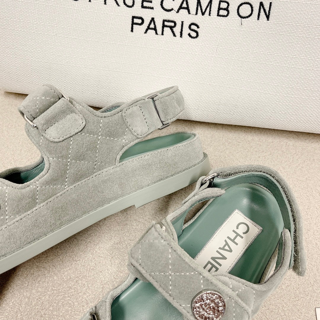 Chanel - светло-зеленые кожаные сандалии в клетку