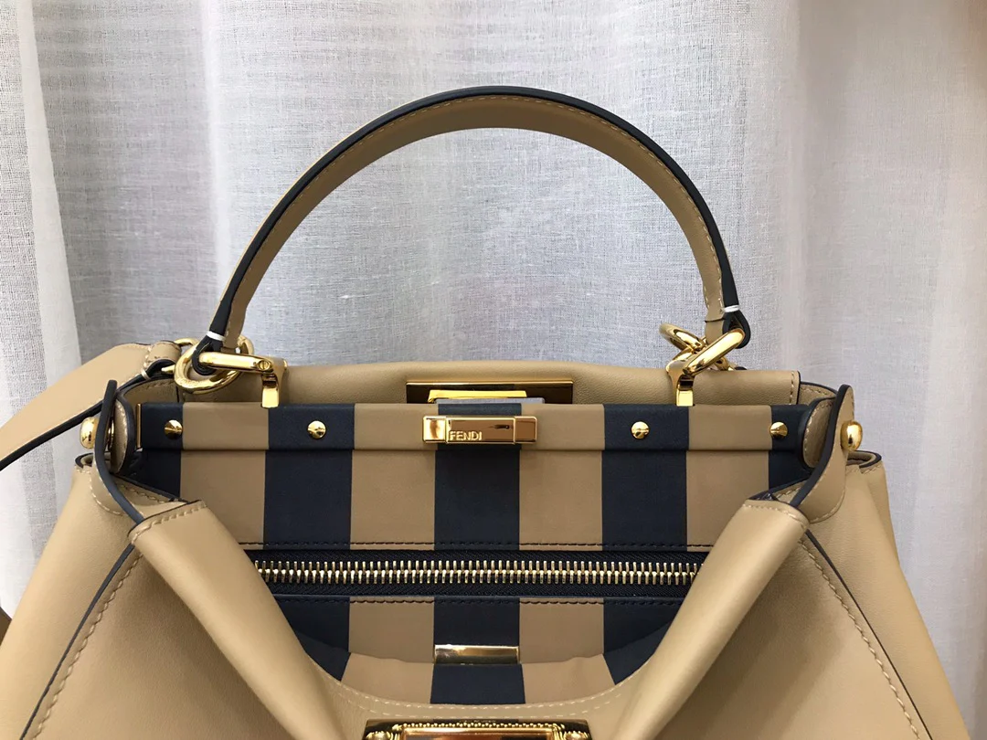 Сумка Fendi Peekaboo Medium из абрикосовой кожи.