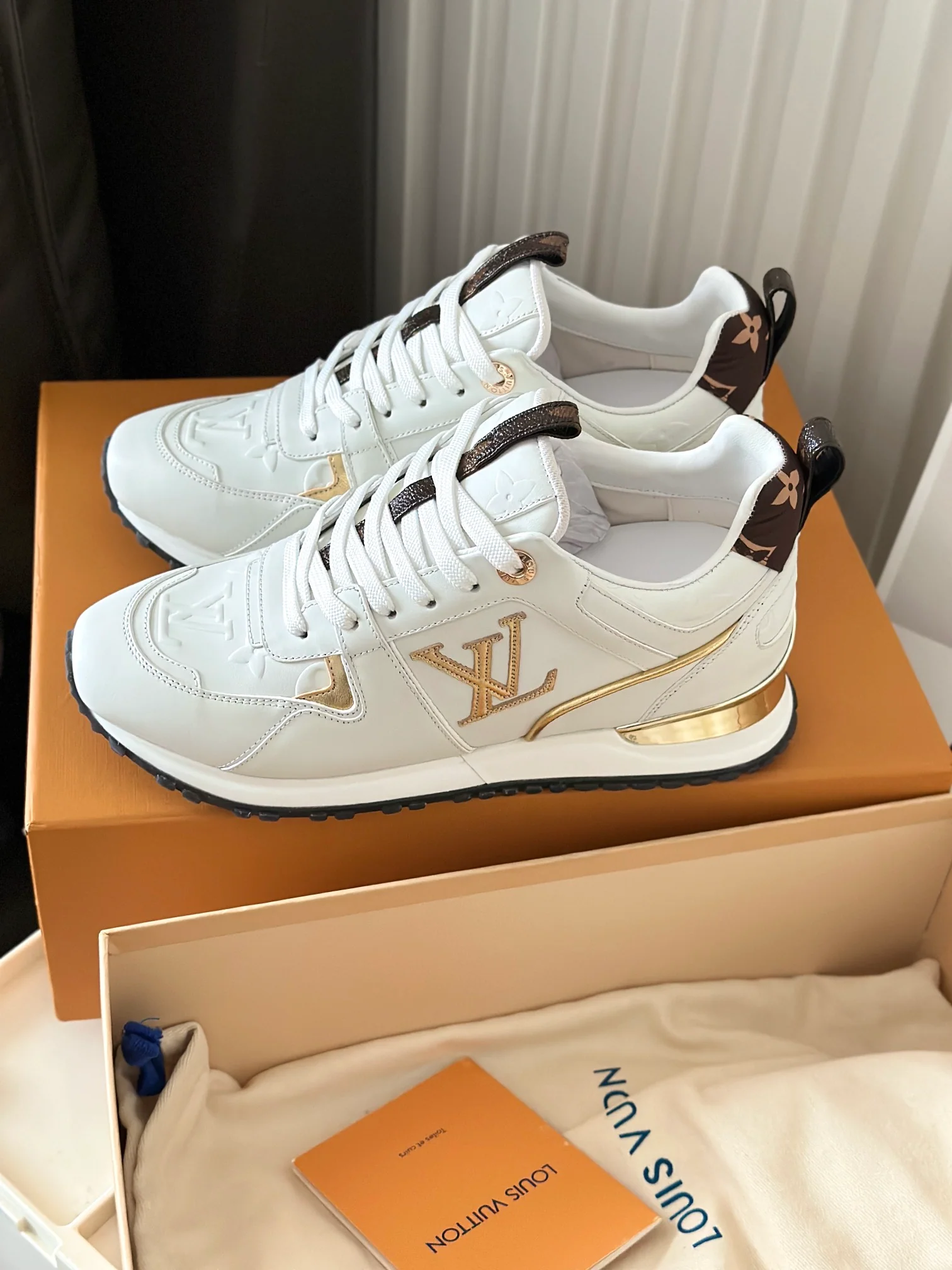 Кроссовки LV Runaway - переливающаяся кожа - белые