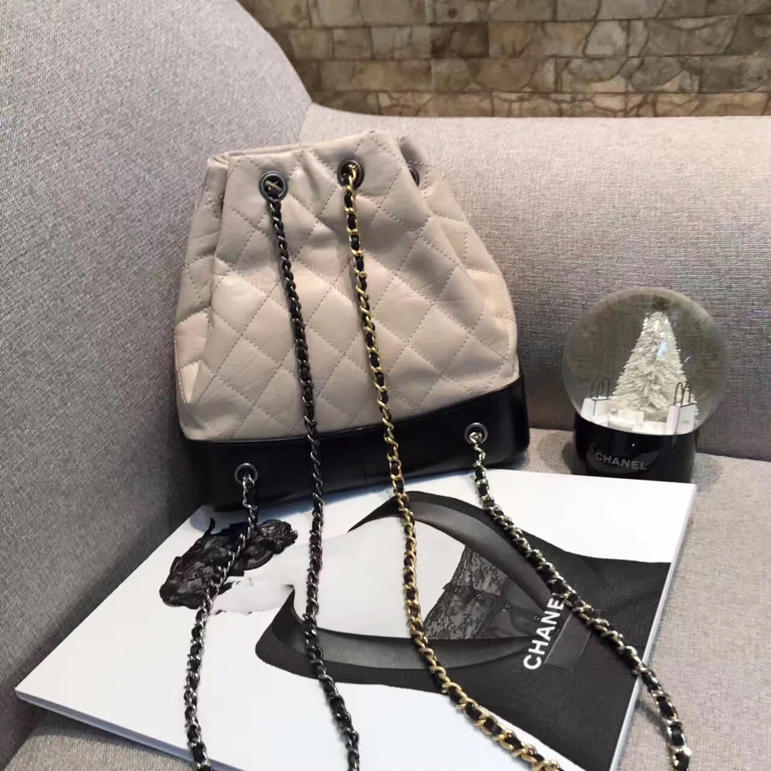 Маленький рюкзак-хобо Chanel — бежевый и черный.