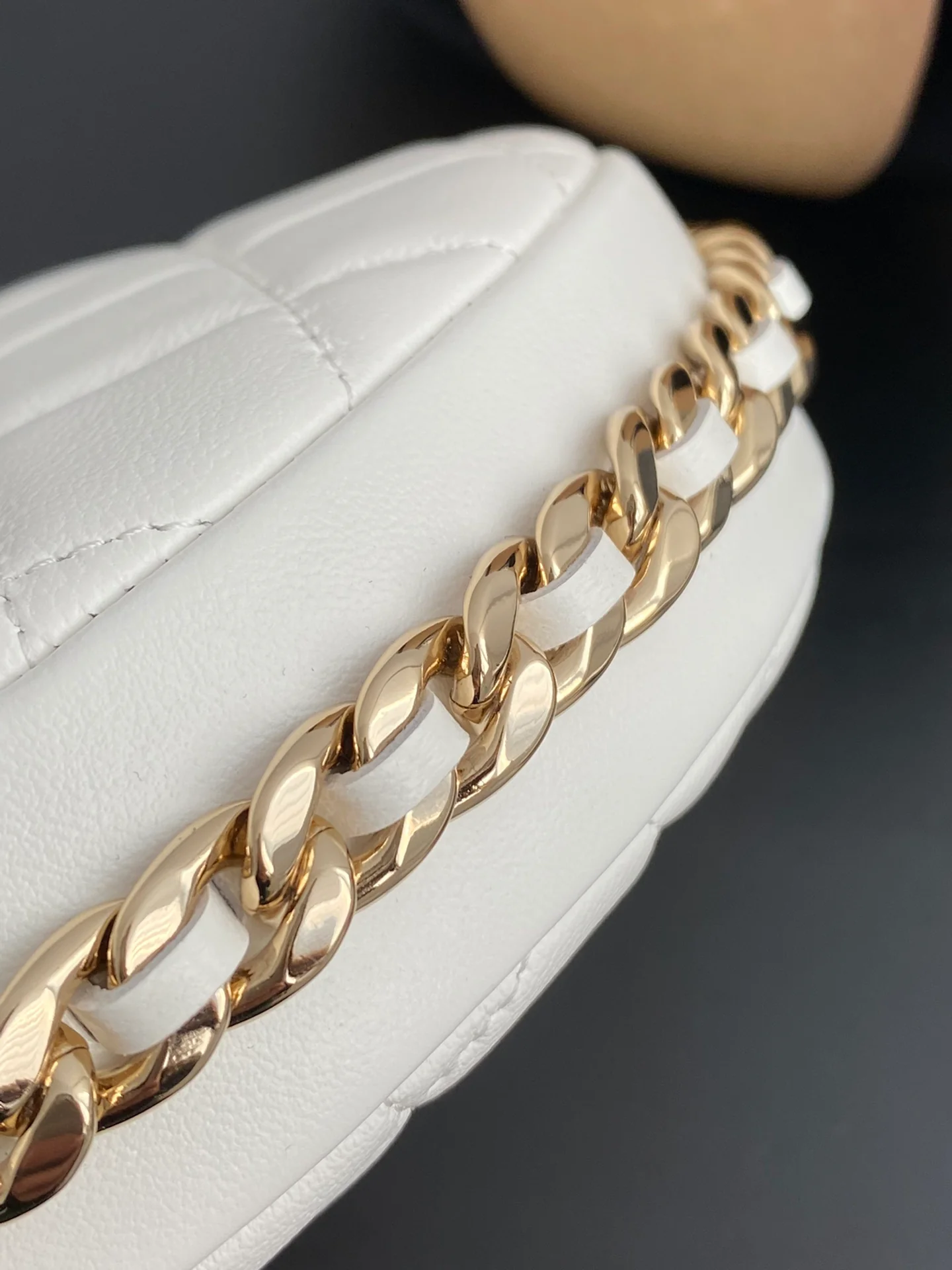 Коллекция Chanel ?Ранняя весна 2023? — клатч с обручем — белый.