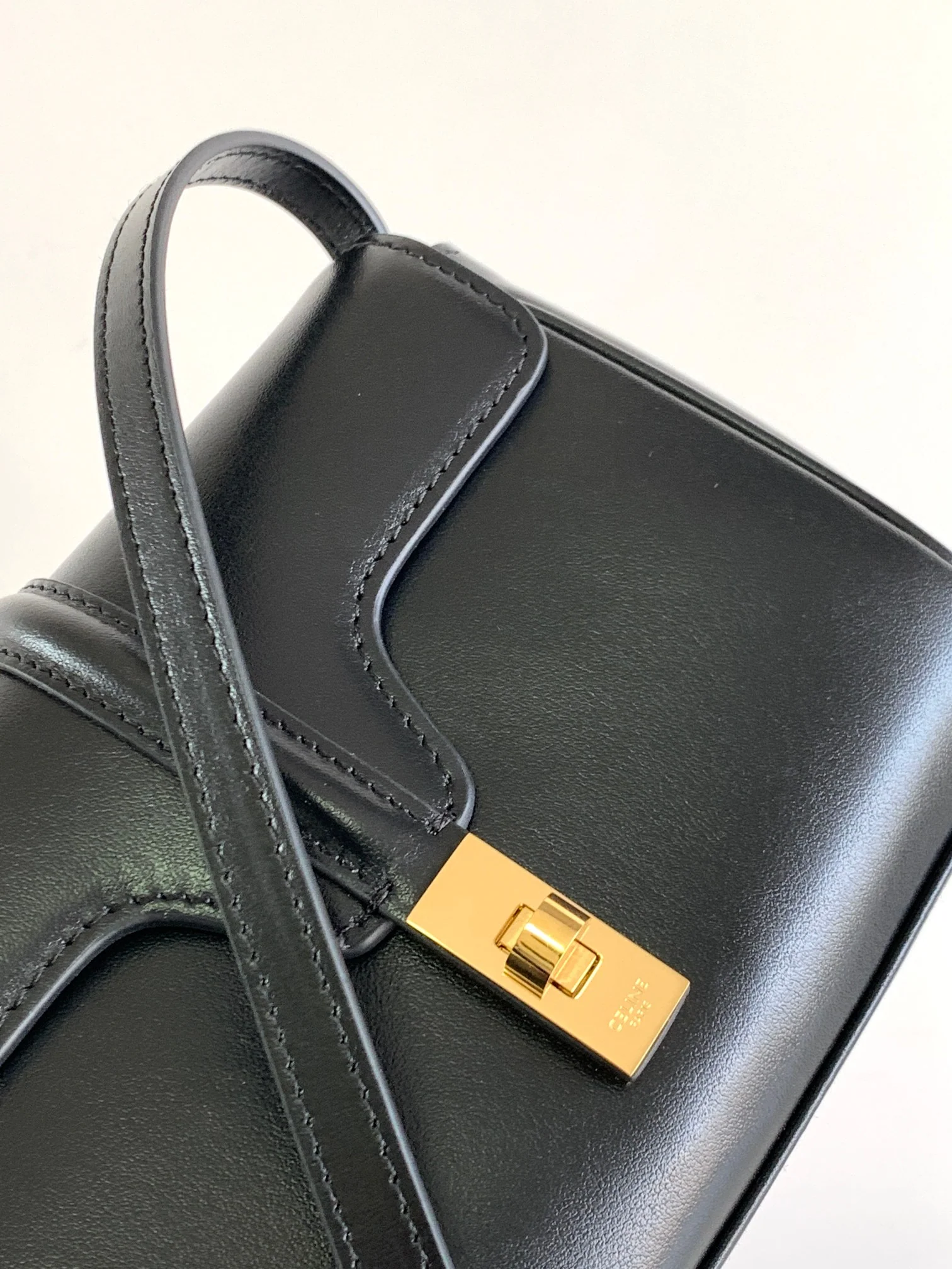 Новинка весны 2023 года от Celine - Миниатюрная сумка из мягкой зернистой телячьей кожи (16%) - Черная