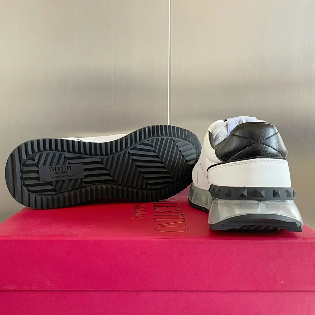 Valentino - Спортивные туфли с заклепками по периметру - Парные - Черная отделка