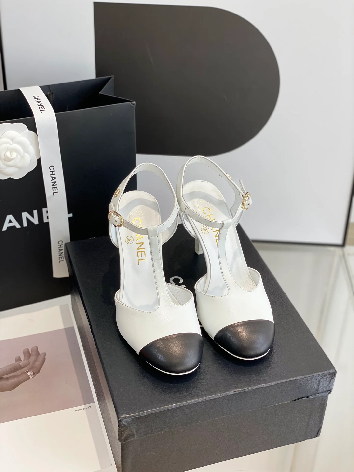 Новые туфли на каблуке Chanel Mary Jane - белые.