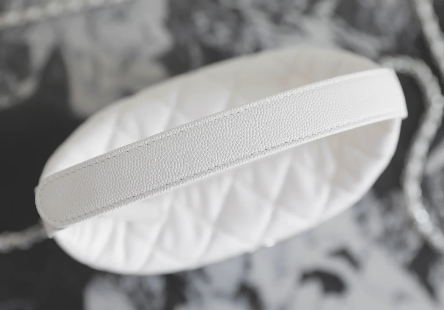 Сумка-ланчбокс Chanel - белая пряжка с бриллиантом