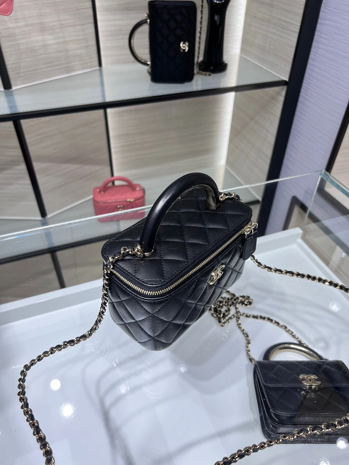 Сумочка для помады Chanel Métiers d'Art 2022 — квадратная, черная, из овечьей кожи.