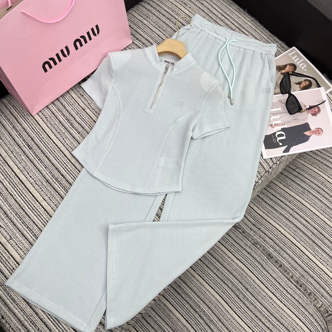 Miu Miu - 2404 - Коллекция весна/лето 2024 - Новый костюм Miu с воротником-стойкой, подплечниками и приталенным силуэтом - Серый
