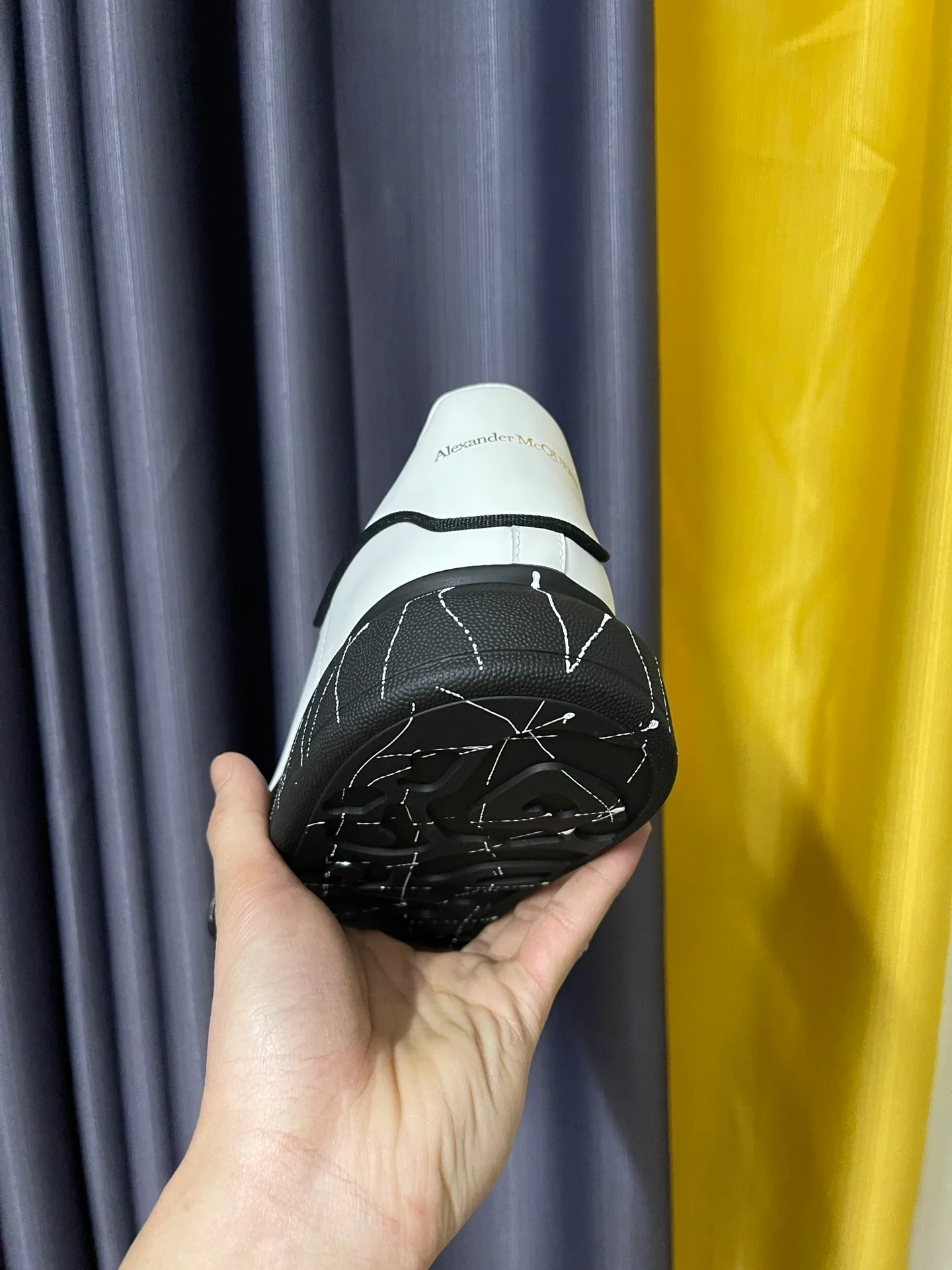 Классические белые кроссовки McQueen - унисекс - полностью белая кожа - белые граффити на черной основе