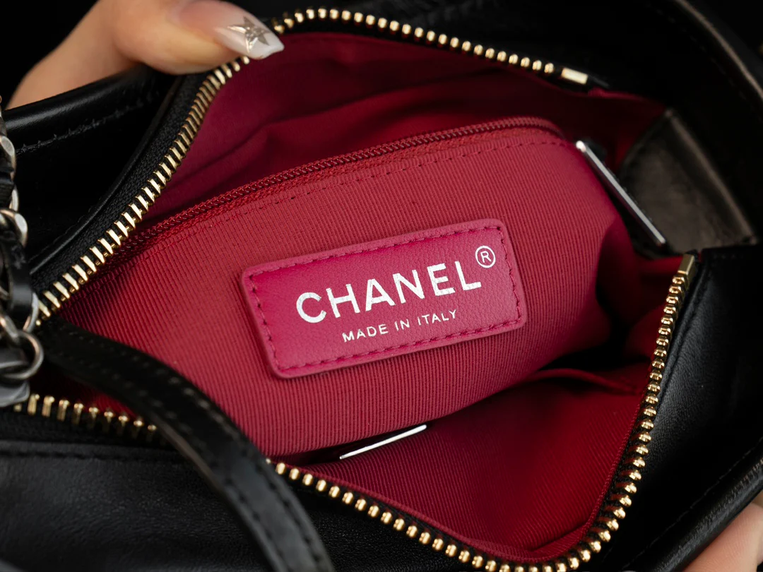 Классическая маленькая сумка-хобо Chanel - черная