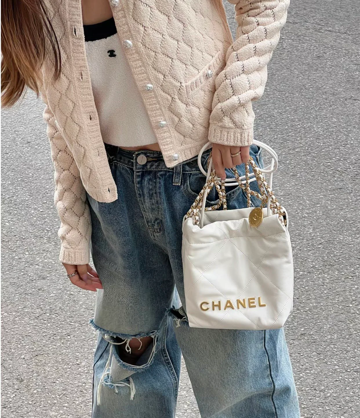 Новинка сезона весна/лето 2023 от Chanel - сумка 22 - мини - белое золото - фотографии в действии.