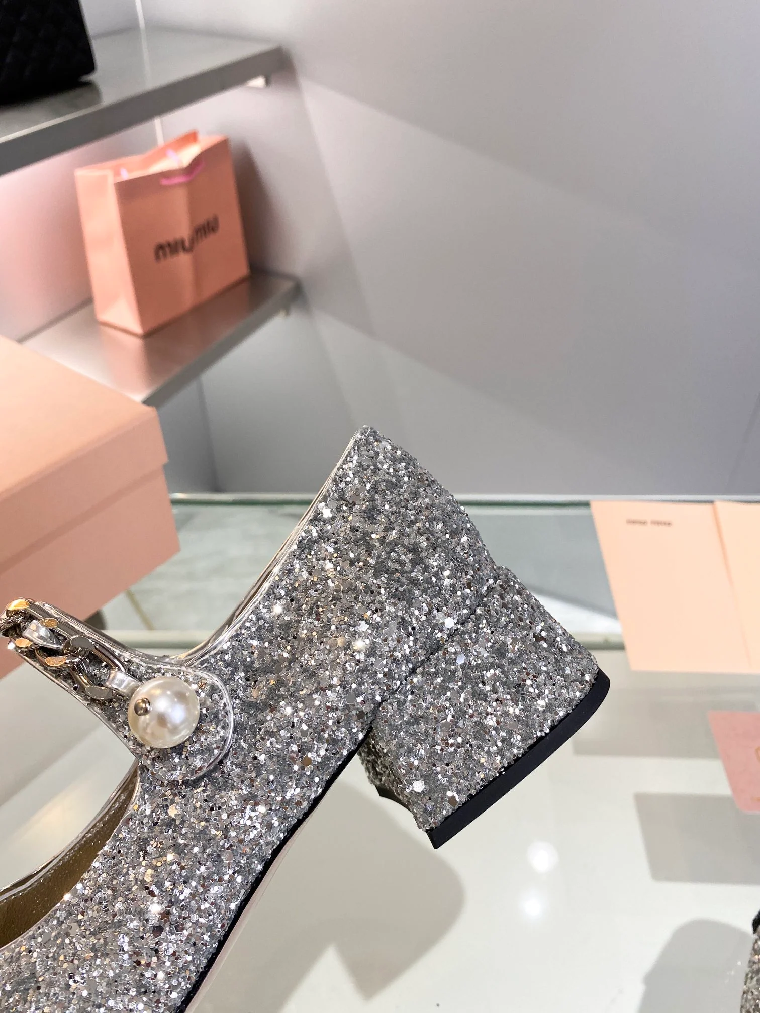 Новинка осенне-зимней коллекции Miu Miu 2023 — балетки со стразами — на низком каблуке — серебристые.