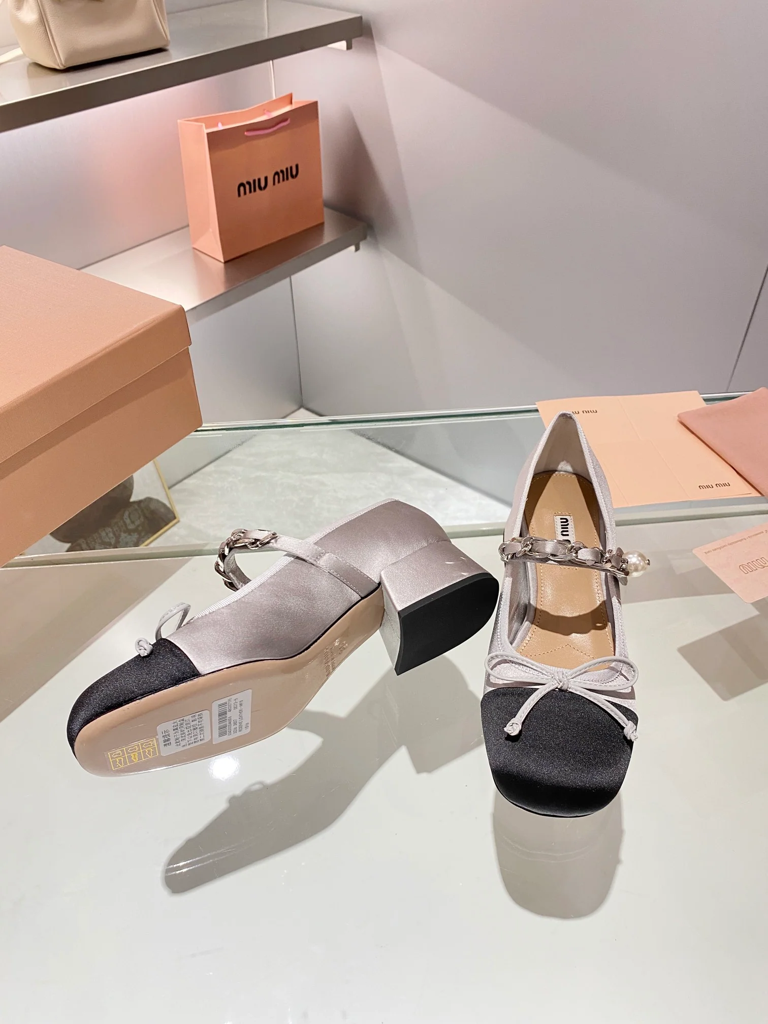 Новинки коллекции Miu Miu осень/зима 2023 - Балетки - Туфли на низком каблуке - Серебристые