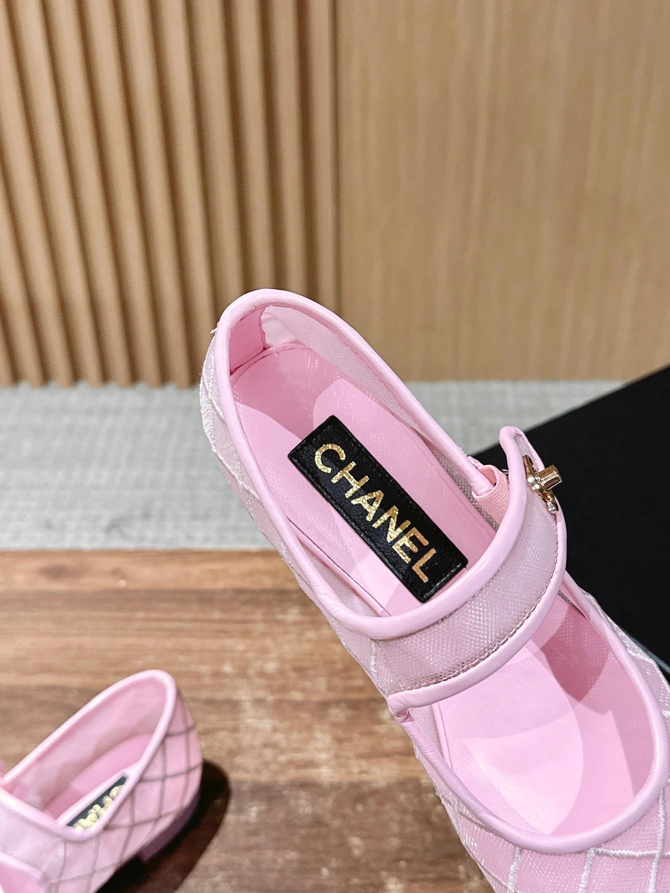 Новинка сезона весна/лето 2025 от Chanel - сетчатые туфли Мэри Джейн - розовые