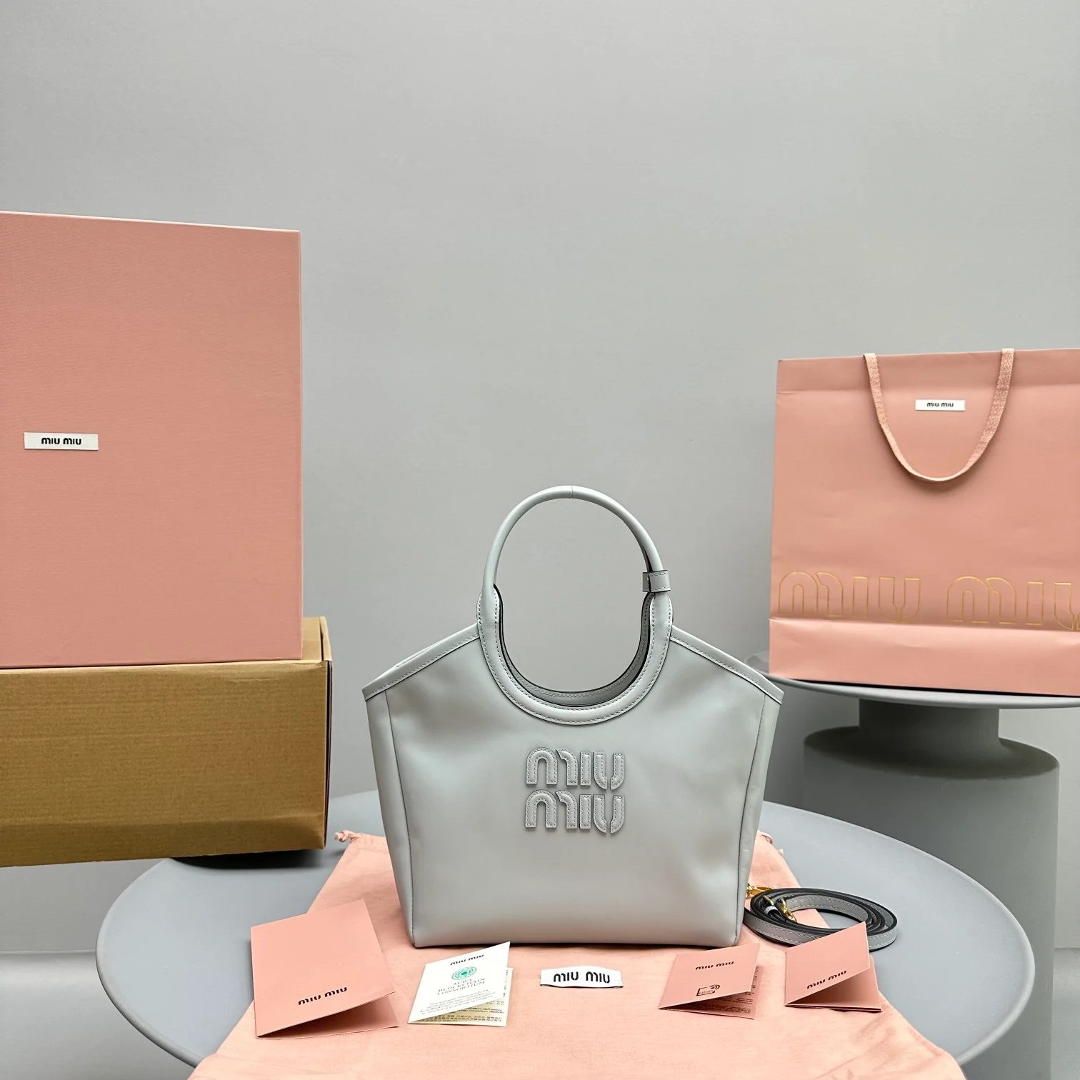 Сумка-тоут Miu Miu Ivy, маленькая, светло-голубая.