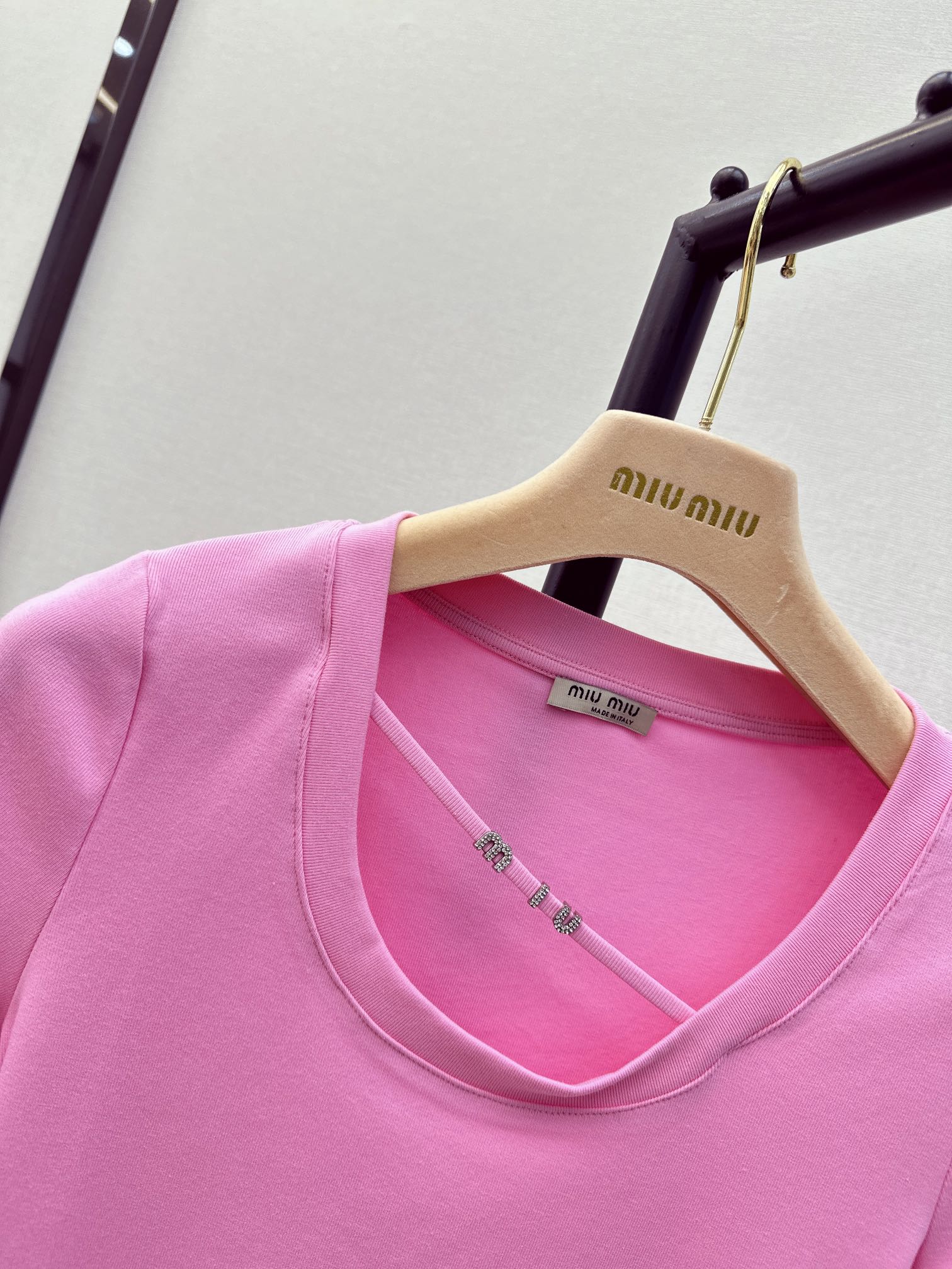 Miu Miu-2404 - Новинка весны/лета: футболка облегающего кроя с U-образным вырезом, розовая.