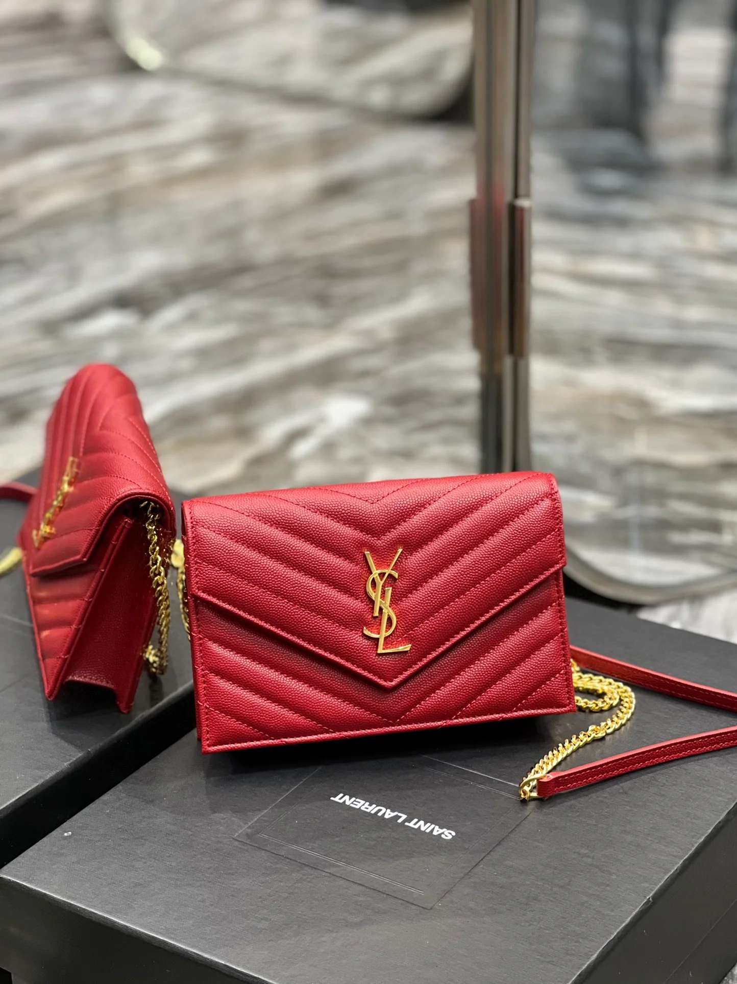 Сумка YSL WOC из икорной кожи, маленькая, красная.