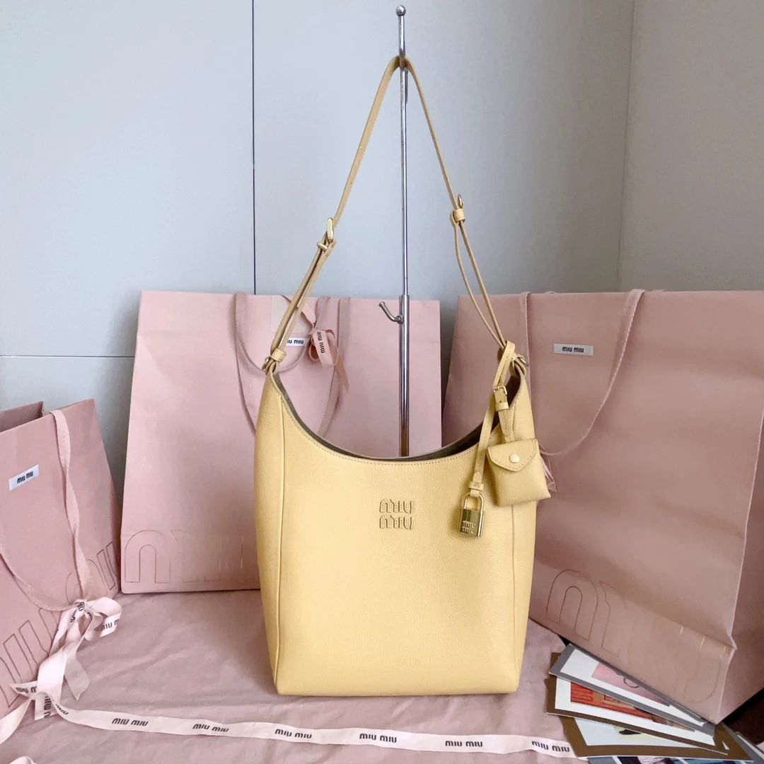 Кожаная сумка-тоут Miu Miu-5be098, желтая.