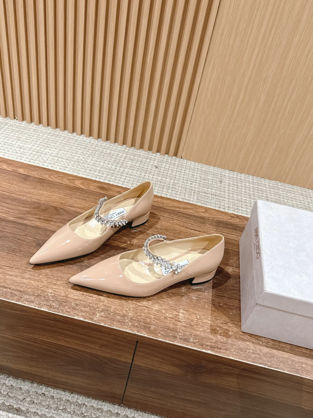 Туфли Jimmy Mary Jane в сочетании с розовым колье с одной лямкой, украшенным кристаллами.