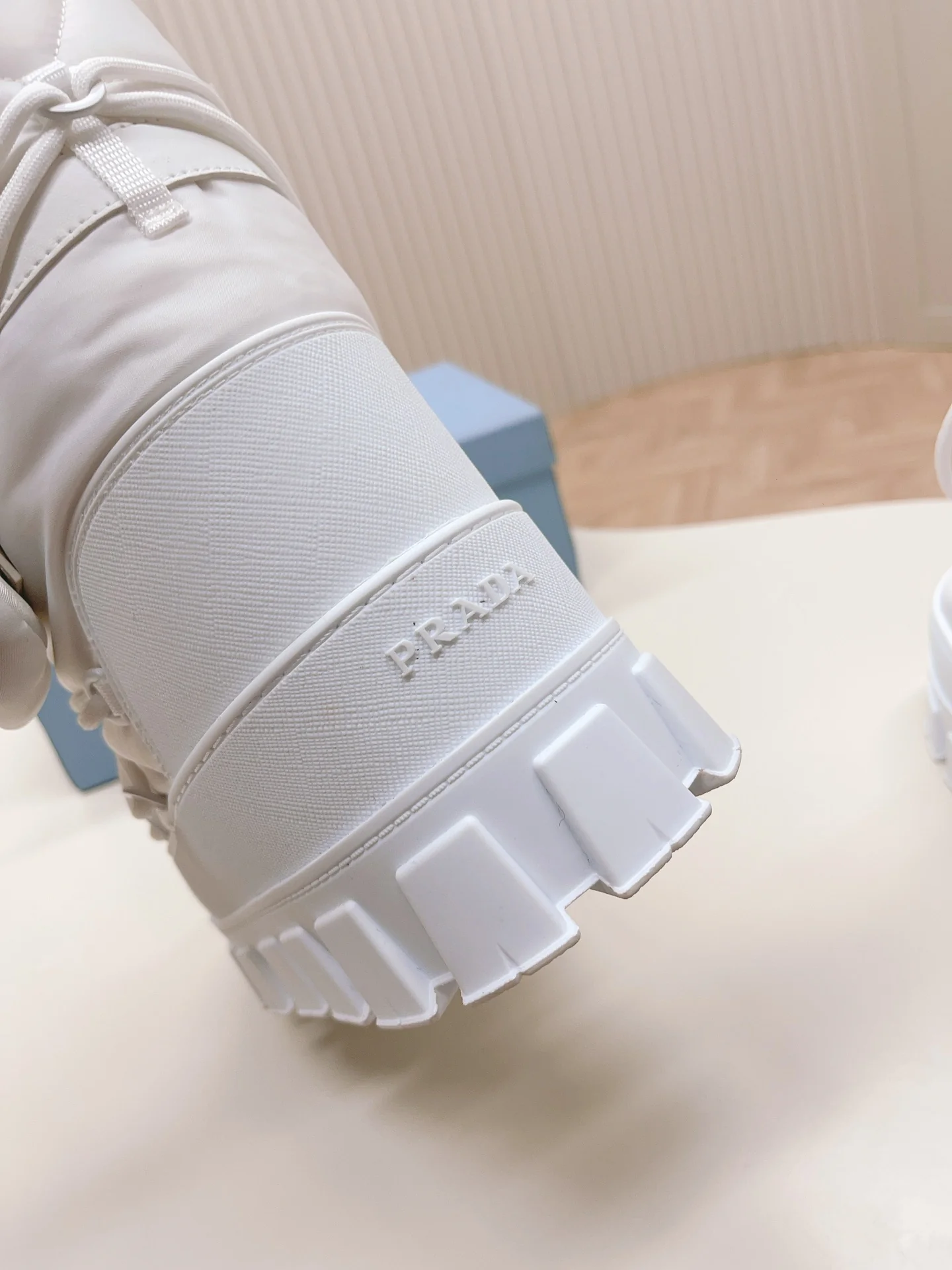Снежные ботинки Prada Space 2024 - белые