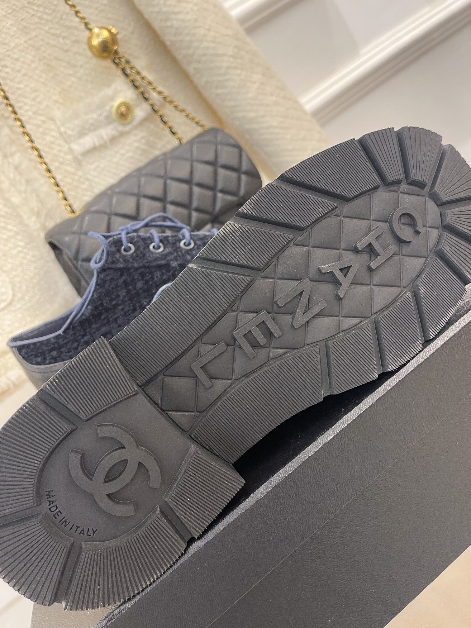 Новинка весны 2022 года от Chanel - туфли-оксфорды.