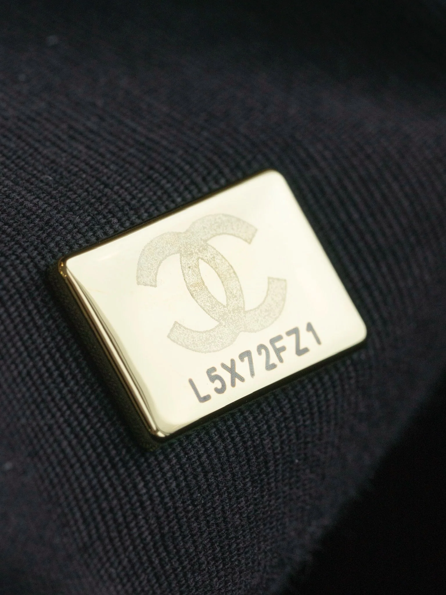 Большая многофункциональная сумка для фотоаппарата Chanel из 24-каратного золота — черная.